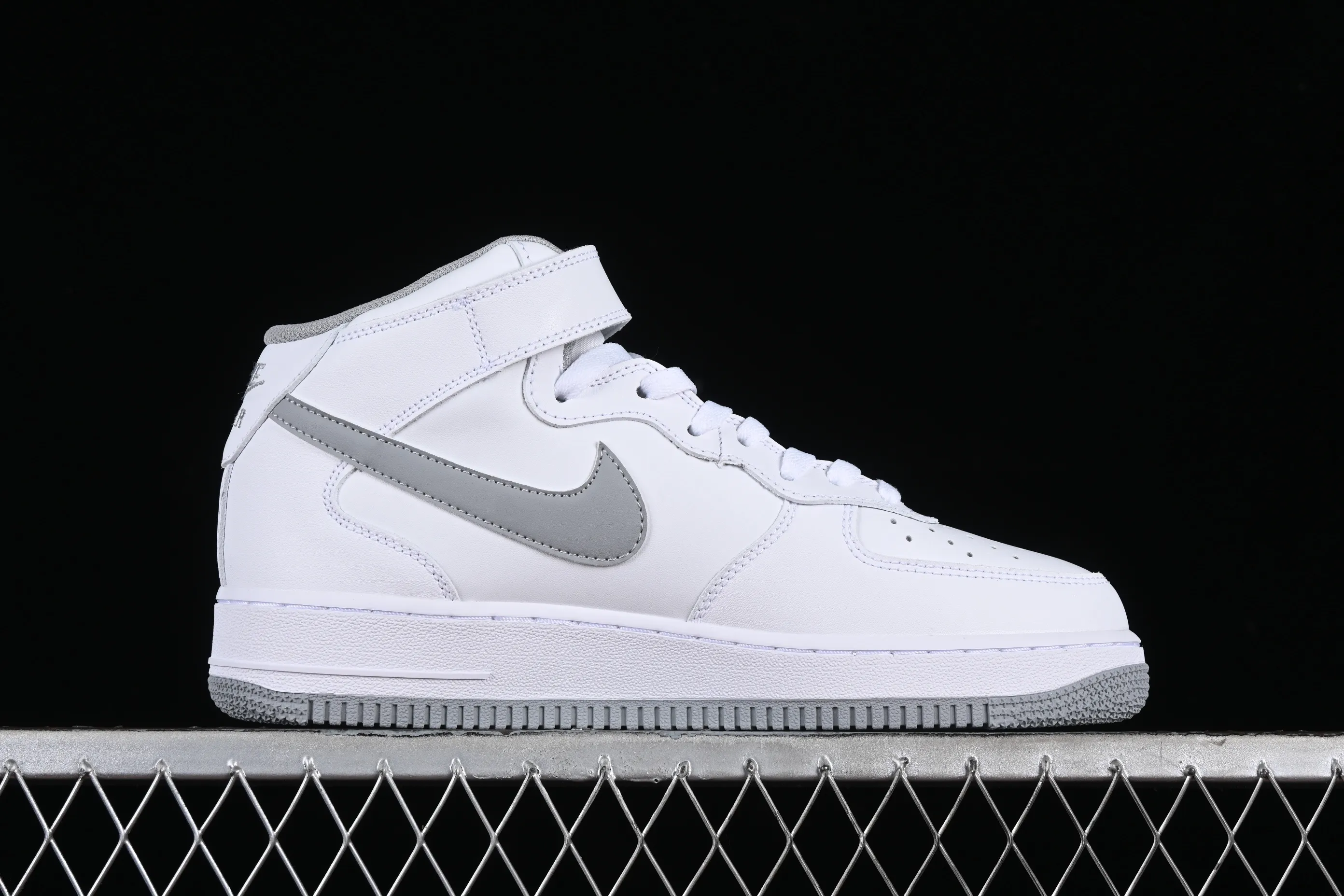 All categories Nk Air Force 1 Air Force series Nk Air Force 1 Mid Air Force mid-top Nk Air Force 1'07 Mid white gray Air Force One mid-top casual sneakers DV0806-100
